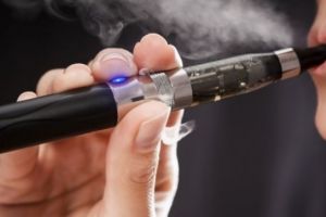 Studiu: Leziuni pulmonare similare cu cele provocate de expunerea la gaze toxice, din cauza bolilor asociate ţigărilor electronice