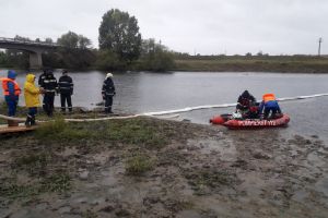 Exerciţiu pe Crişul Repede: Poluare accidentală cu motorină, oprită de pompieri şi angajaţii de la Ape (FOTO)