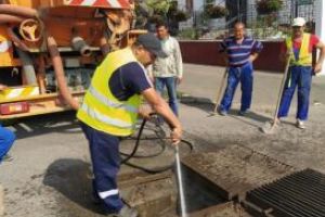 Primaria Municipiului Constanta decolmateaza canalizarile din zonele cu risc inundabil (galerie foto) 