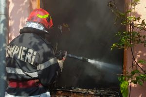 Incendiu puternic la o gospodărie din strada Română