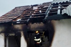 Atenţie la instalaţiile electrice! Incendiu într-o gospodărie din Bogei, izbucnit din cauza unei defecţiuni