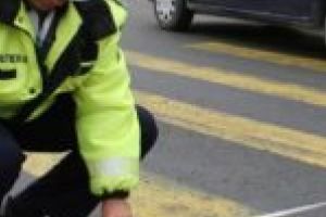 Graba strică treaba. Două persoane lovite de maşină chiar pe trecerea de pietoni, la Caransebeş