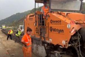 Lucrări de asfaltare pe DN 17 D, în Sângeorz-Băi. Când vor fi gata (VIDEO)