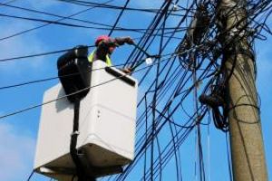 Constanta: Lucrarile de taiere a cablurilor aeriene pe bulevardul Mamaia, se apropie de final (galerie foto) 