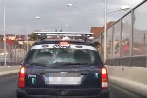 VIDEO Inconştienţă în trafic – Copii ieşiţi pe geamul unei maşini în mers la Sibiu