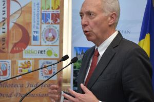 Ambasadorul SUA, în vizită la Deva cu o donaţie de carte