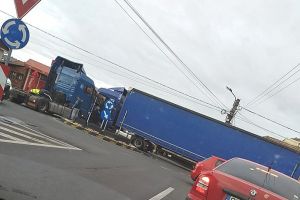 FOTO. Impact frontal între două TIR-uri, lângă piaţa de vechituri