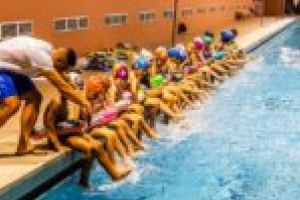 Ore de educaţie fizică pentru elevii din Reşiţa, la Bazinul Olimpic