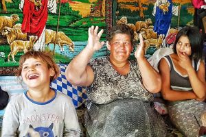 VIDEO&FOTO. Viaţa bate filmul! Povestea femeii ce a născut 21 de copii, şi are 15 nepoţi