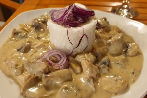 CEAPA ROŞIE – bistro-ul muzeu