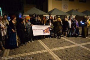 Antares – de la cenaclu literar şi club la limita legalităţii în anii ’80, la festival internaţional la Braşov pentru pasionaţii de SF  Câţiva tineri pasionaţi de literatură science-fiction au întemeiat, în anul 1981, la Braşov, un club, care nu numai că a supravieţuit acelor vremuri şi tranziţiei post-decembriste, ci s-a dezvoltat în ultimele patru decenii, organizând, în oraşul de sub Tâmpa, un 