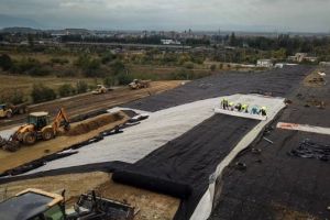 Un sistem complex de membrane acoperă celulele închise ale rampei ecologice de deşeuri