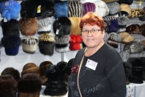 Cum arată şi cât costă căciulile din blană naturală.  Le găsiţi în cortul din centru