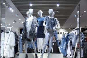 Cum sunt păcăliţi românii la cumpărături? Cum recunoaştem marfa contrafăcută?