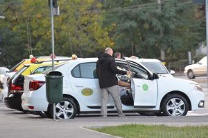 Un taxi, vă rog! Taximetria orădeană îşi reînnoieşte parcul auto şi nu lasă loc companiilor precum Uber