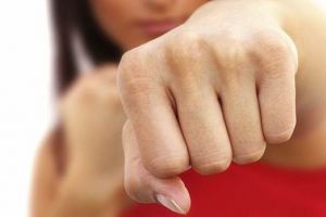 Cat fight: O orădeancă s-a ales cu dosar penal, după ce a atacat-o pe noua iubită a fostului soţ