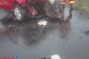 ULTIMA ORĂ – FOTO: Trei răniţi după ce două maşini s-au ciocnit violent pe DN2, la ieşirea din Goleşti