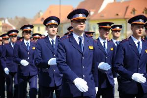 Fă primul pasa dacă vrei să devii poliţist. Se fac recrutări pentru şcolile din ţară