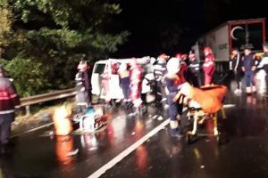 FOTO Accident mortal! Două persoane şi-au pierdut viaţa după ciocnirea dintre o dubiţă şi un tir