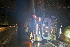 Un TIR s-a răsturnat pe DN 13 la Fişer, iar motorina s-a scurs pe şosea