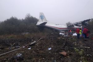FOTO Un Antonov AN12 înmatriculat UR-CAH şi deţinut de Ukraine Air Alliance s-a prăbuşit în timpul aterizării la Lvov, Ucraina, la 1.5km distanţă de pistă.