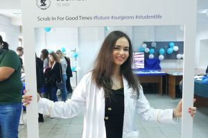 O tânără din Botoşani, studentă la Medicină, participă la concursul PhotoFrame al Societăţii Studenţilor Chirurgi din România. Cum o putem ajuta să câştige