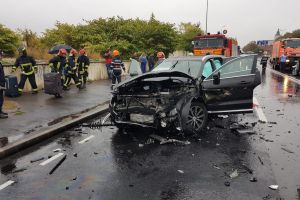 ULTIMA ORĂ. Accident pe Calea Făgăraşului. Patru victime şi maşini făcute praf (Foto)