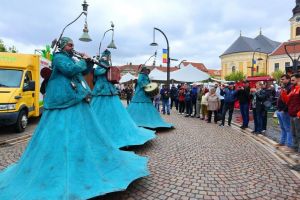 A început Oradea FestiFall: Un trubadur şi creaturi din altă lume i-au cucerit pe orădeni. Ce se mai găseşte la festival (FOTO / VIDEO)