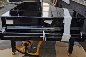 Pianul profesional pentru minifilarmonica Primăriei a ajuns la Suceava