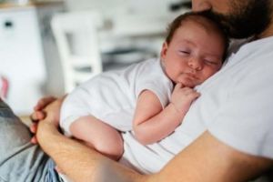 Tăticii din Argeş lasă job-ul pentru creşterea copilului