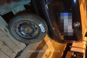 FOTO. Ţigări ascunse în roată şi în rezervor. Poliţiştii au confiscat maşina