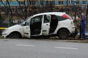 Accident în judeţ. A evitat un câine şi s-a izbit cu maşina într-un canal din beton
