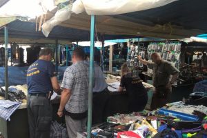 Zeci de kilograme de peşte, halva şi bomboane, confiscate de la comercianţi din pieţe