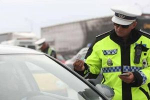 Dosar penal pentru un bărbat din jud. Bistriţa-Năsăud, prins de poliţiştii din Teiuş în timp ce conducea fără permis