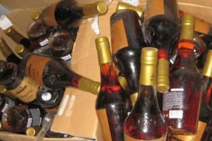 Peste 40 litri de băuturi alcoolice confiscaţi şi amendă de 4.000 de lei, în urma unui control la trei societăţi comerciale din Albac şi Câmpeni