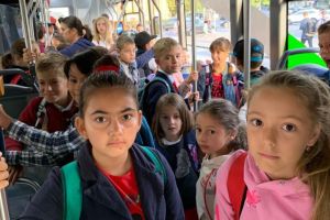 Elevii de la opt unităţi de învăţământ din Braşov au, de luni, transport gratuit pe patru trasee