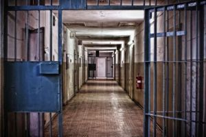 Peste 7.000 de criminali, violatori şi tâlhari, liberi pe străzile României