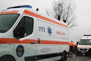 A alunecat pe carosabilul ud şi a intrat cu maşina într-un copac