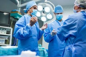 Personalul medico-sanitar ar putea ieşi la pensie la cerere, fără penalităţi