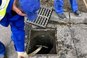 A început curăţarea gurilor de scurgere de pe străzile Bistriţei