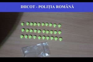 Barbat prins in flagrant, in timp ce ridica un colet cu cannabis  