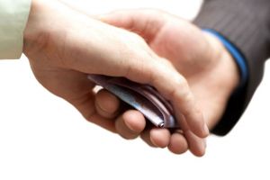 Prins în flagrant, în timp ce dădea mită poliţiştilor