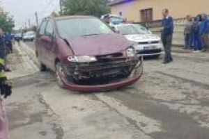 FOTO. ACCIDENT rutier la Teiuş: Coliziune între două autoturisme din cauza unei neacordări de prioritate
