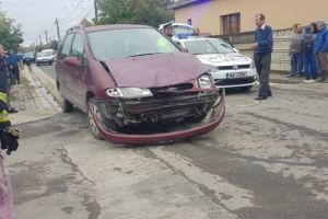 FOTO. ACCIDENT rutier la Teiuş: O persoană rănită după o coliziune între două autoturisme din cauza unei neacordări de prioritate