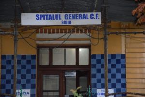 FOTO – Scandal la Spitalul CFR din Sibiu: angajaţii o susţin pe directoarea demisă, care acuză presiune PSD