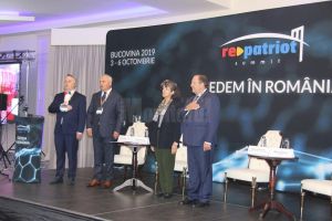 Flutur către oamenii de afaceri participanţi la summit-ului RePatriot: 
