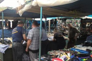 Descinderi în pieţele din Suceava. Peşte, bomboane, halva şi unt, confiscate pentru a fi arse