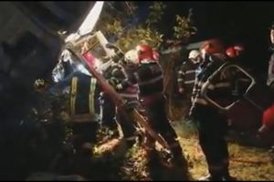 Video| Accident ÎNGROZITOR pe o şosea din România: ZECE MORȚI şi nouă răniţi după ce un microbuz a lovit un TIR