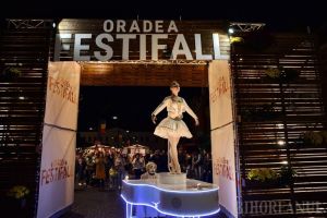 Piaţa Unirii a fost plină în a doua seară a Oradea FestiFall. Află ce evenimente sunt programate sâmbătă şi duminică! (FOTO / VIDEO)