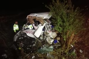 FOTO. Accident cu 10 morţi în România. Un TIR a dat peste un microbuz